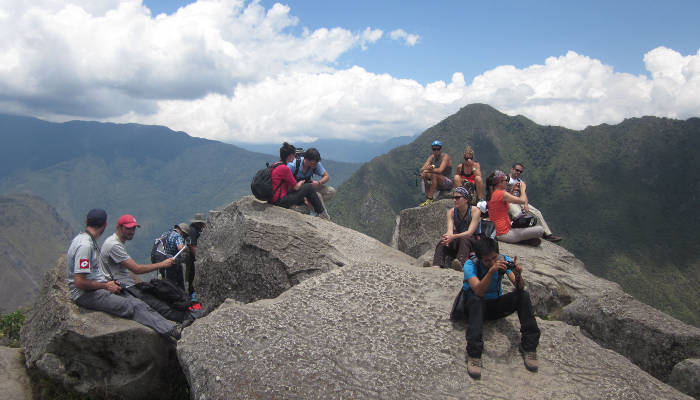 trekkers-ontop-huayna-picchu