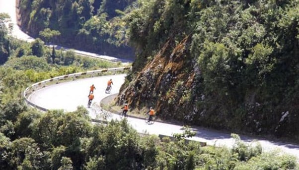 biking-on-inca-jungle-trek