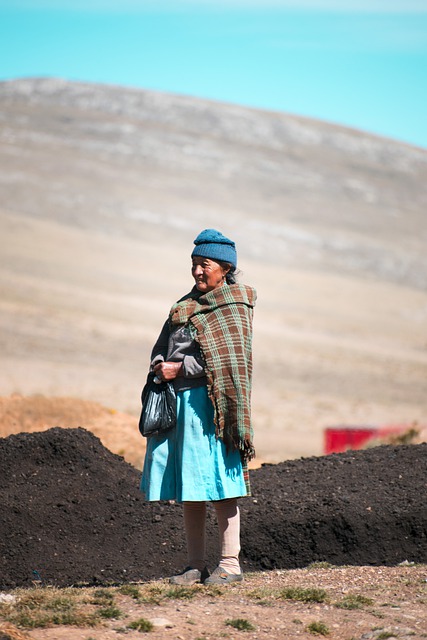 peruvian-woman-farming