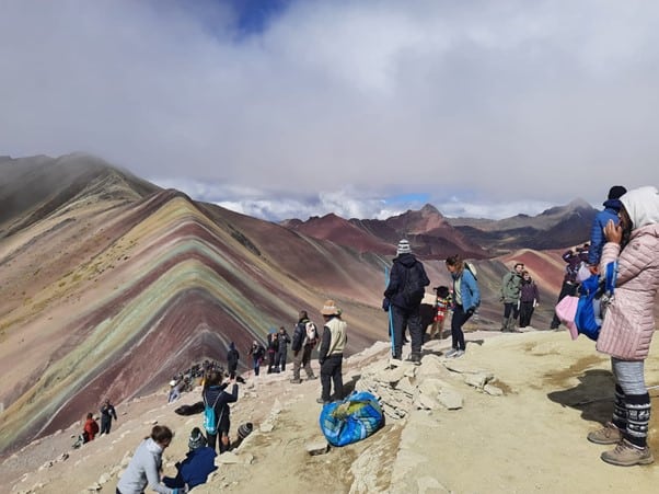 rainbow-mountain-crowds